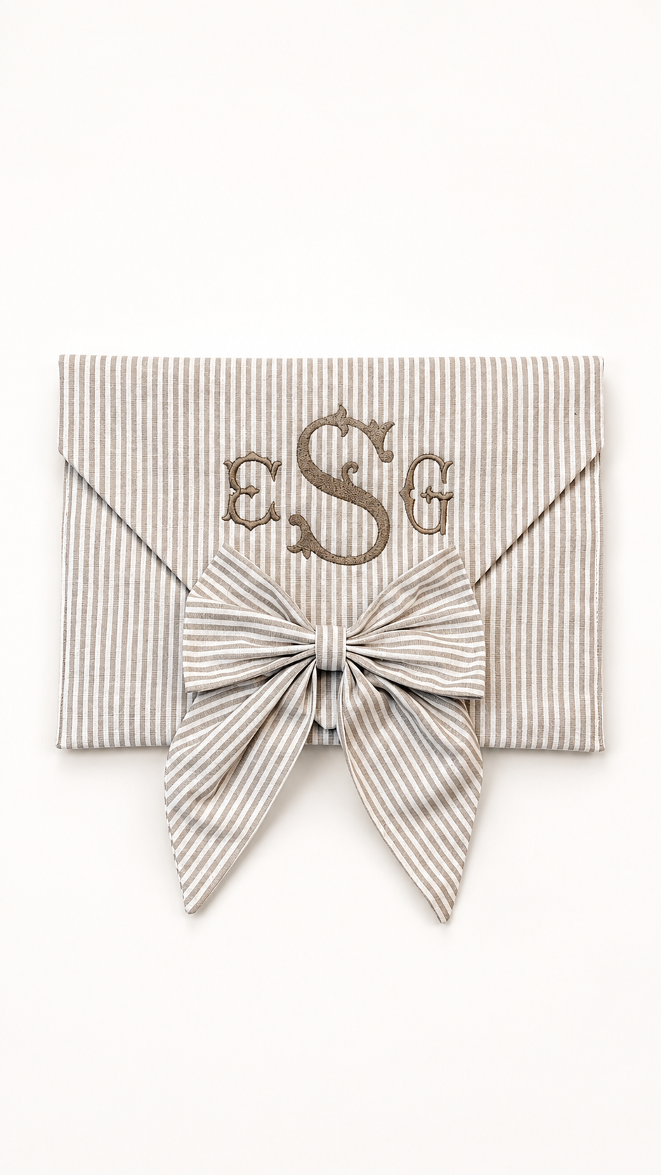 Personalized baby keepsake envelope, detail shot of magnetic closure and trim